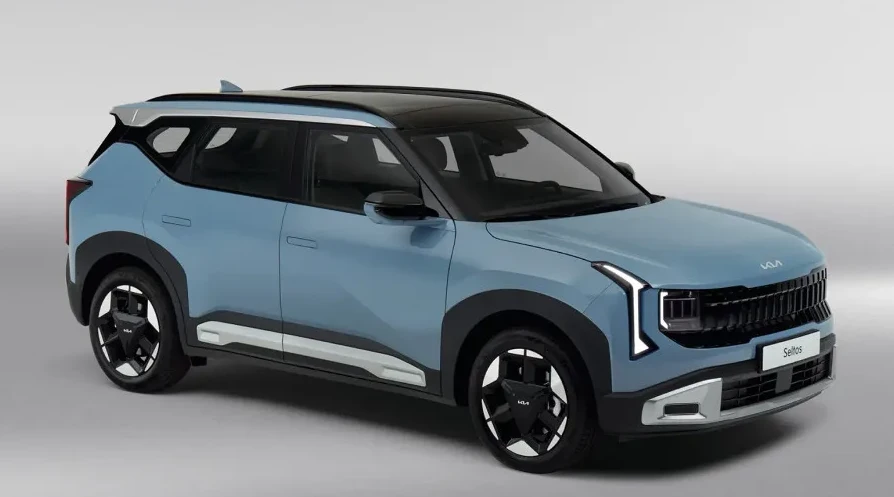 Plavi Kia Seltos SUV automobil sa crnim krovom i detaljima na točkovima.