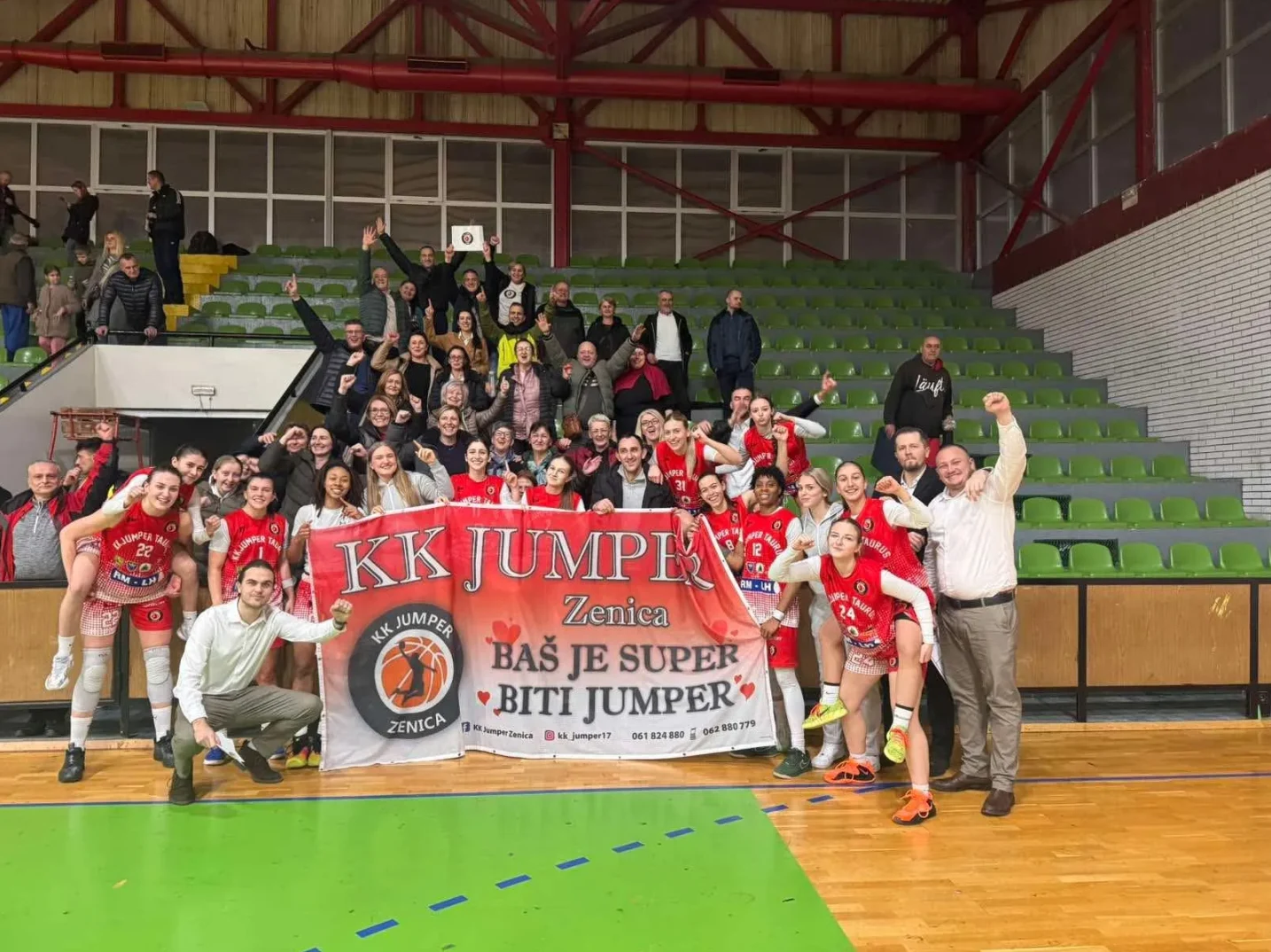 Košarkašice KK Jumper Zenica sa navijačima i stručnim štabom slave pobjedu