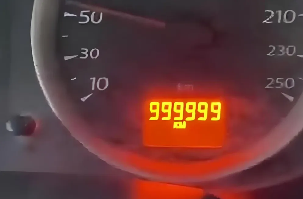 Digitalni brzinomjer automobila koji pokazuje 999999 km.