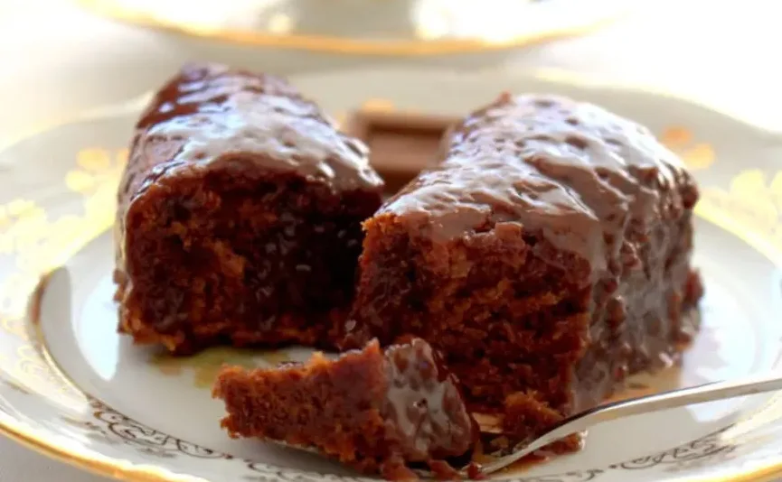 Dva komada bogatog čokoladnog kolača s glazurom od čokolade na tanjiru