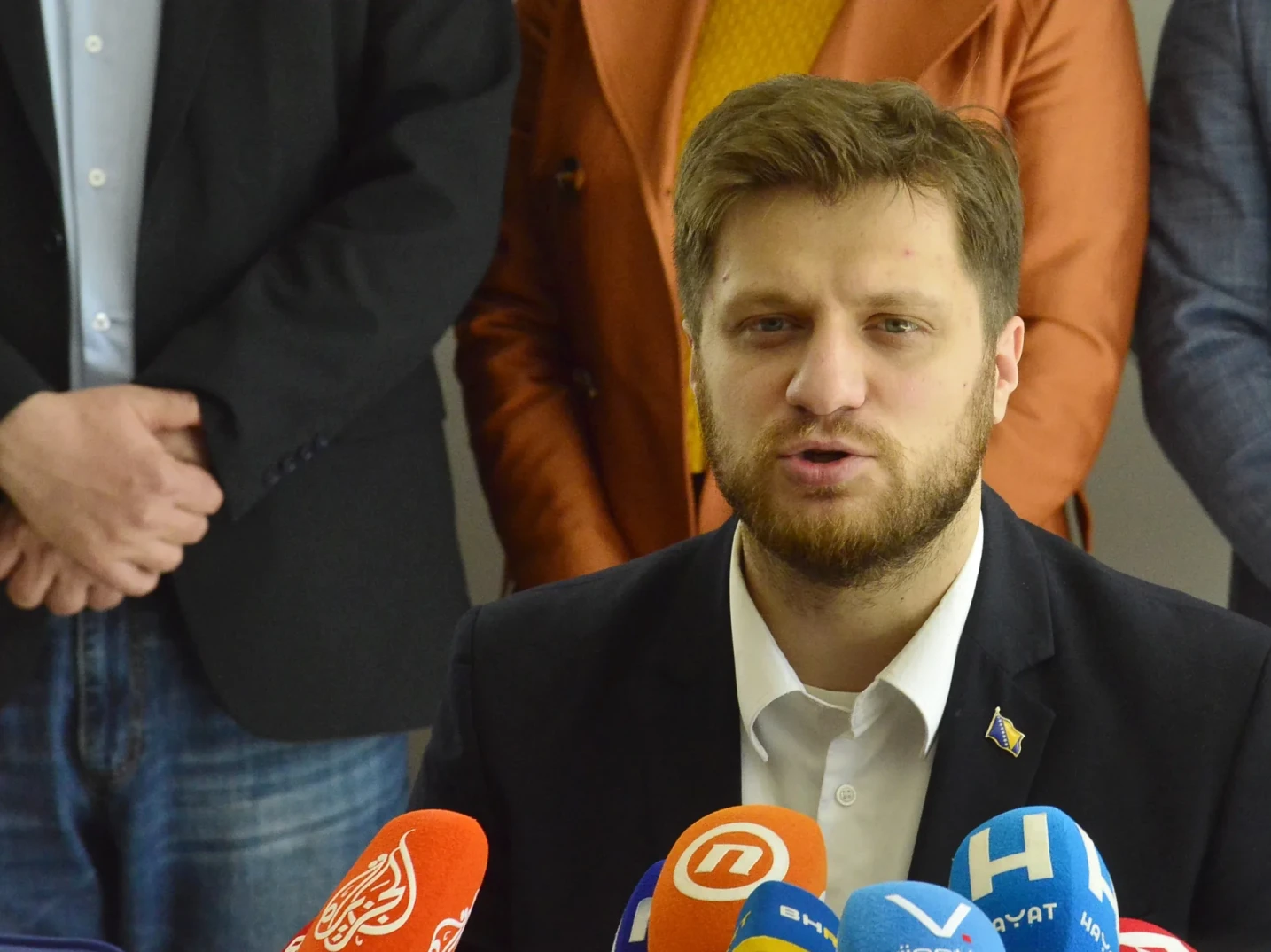 Političar sa Bosanskohercegovačkom zastavom na reveru