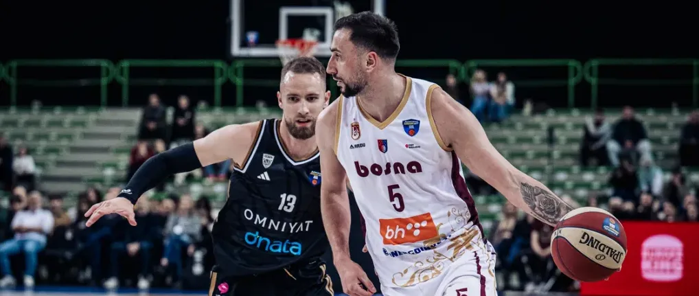 Dva košarkaša u akciji na terenu tokom utakmice.