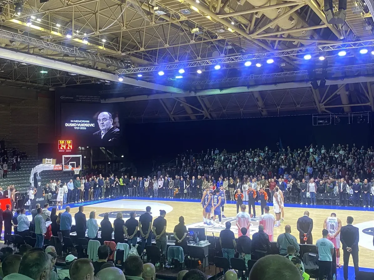 Velika dvorana puna gledalaca, na semaforu slika Duška Vujoševića uz natpis "IN MEMORIAM DUŠKO VUJOŠEVIĆ 1950-2020".