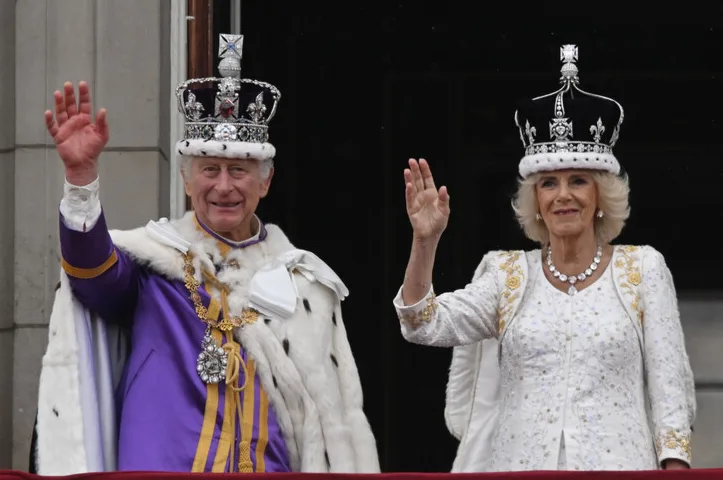 Kralj Karlo III. i kraljica Camilla, oboje okrunjeni, mašu s balkona.