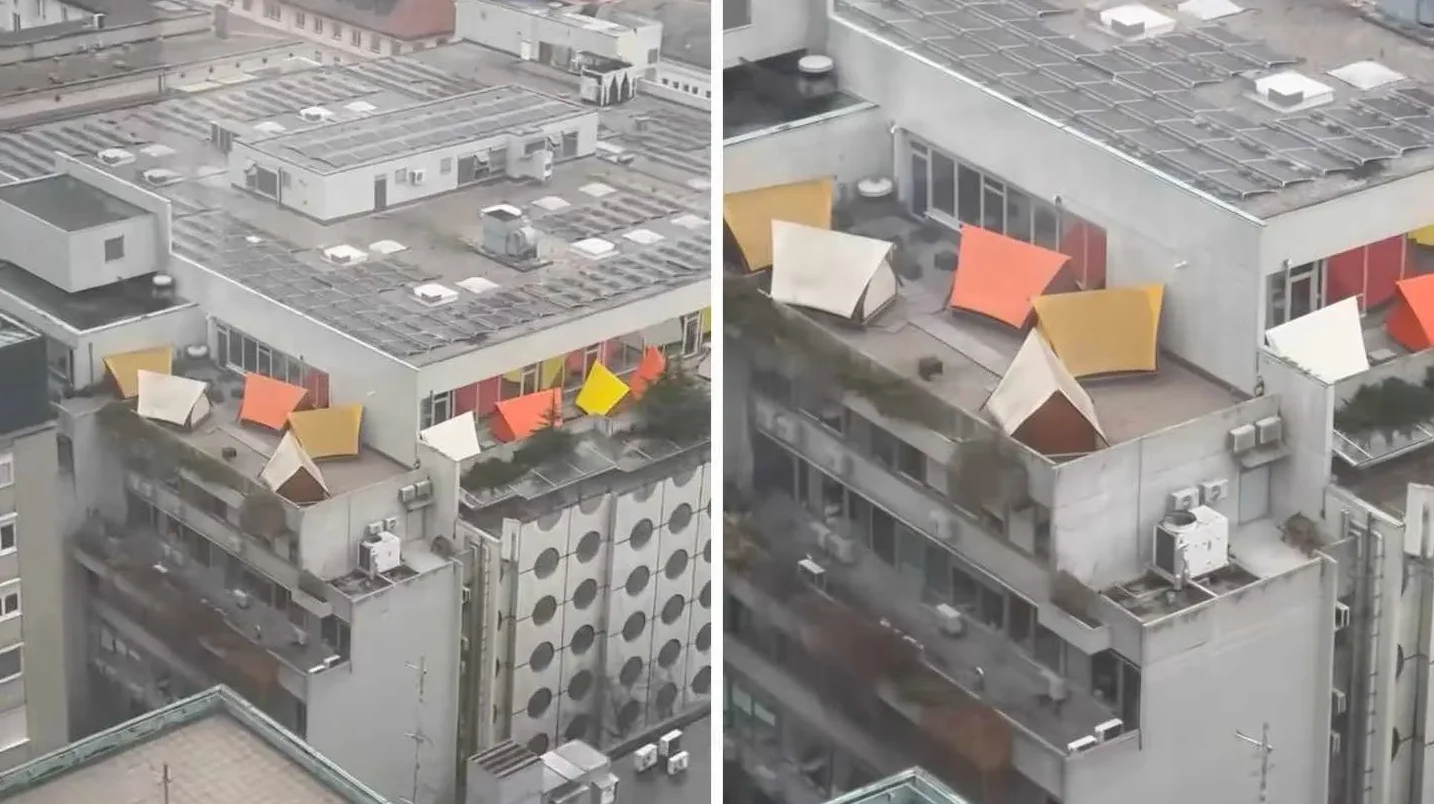 Krovovi zgrada sa postavljenim šarenim nadstrešnicama u obliku šatora.