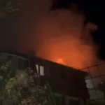 Požar u Dobrinji: Vatrogasci lokalizovali vatru na stambenoj zgradi, nema informacija o povrijeđenima