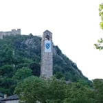 Zastava s ljiljanima na sahat-kuli u Počitelju izazvala burne reakcije: Grad Čapljina traži hitno uklanjanje i sankcije