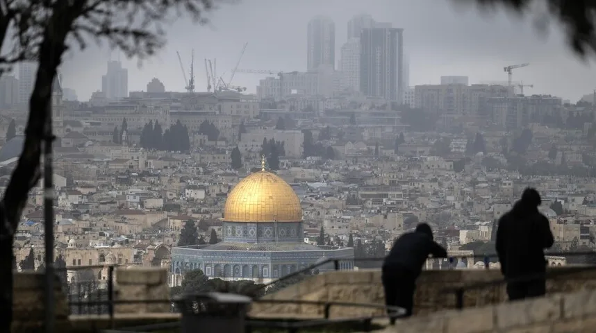Pogled na Kupolu na stijeni u Jeruzalemu tokom maglovitog dana.