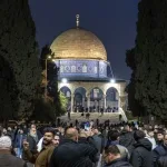 Nakon 40 dana izraelske blokade: Vjernici u suzama i sedždi zahvalnosti na prvom zajedničkom namazu u džamiji Al-Aksa