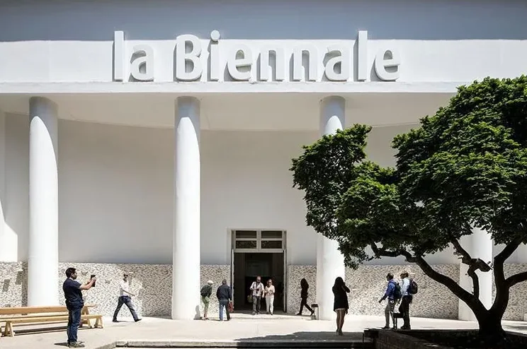 Zgrada sa natpisom 'la Biennale' i posjetioci