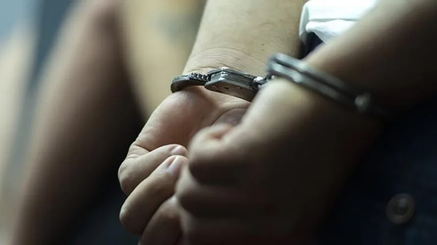 Čovjekove ruke u lisicama.