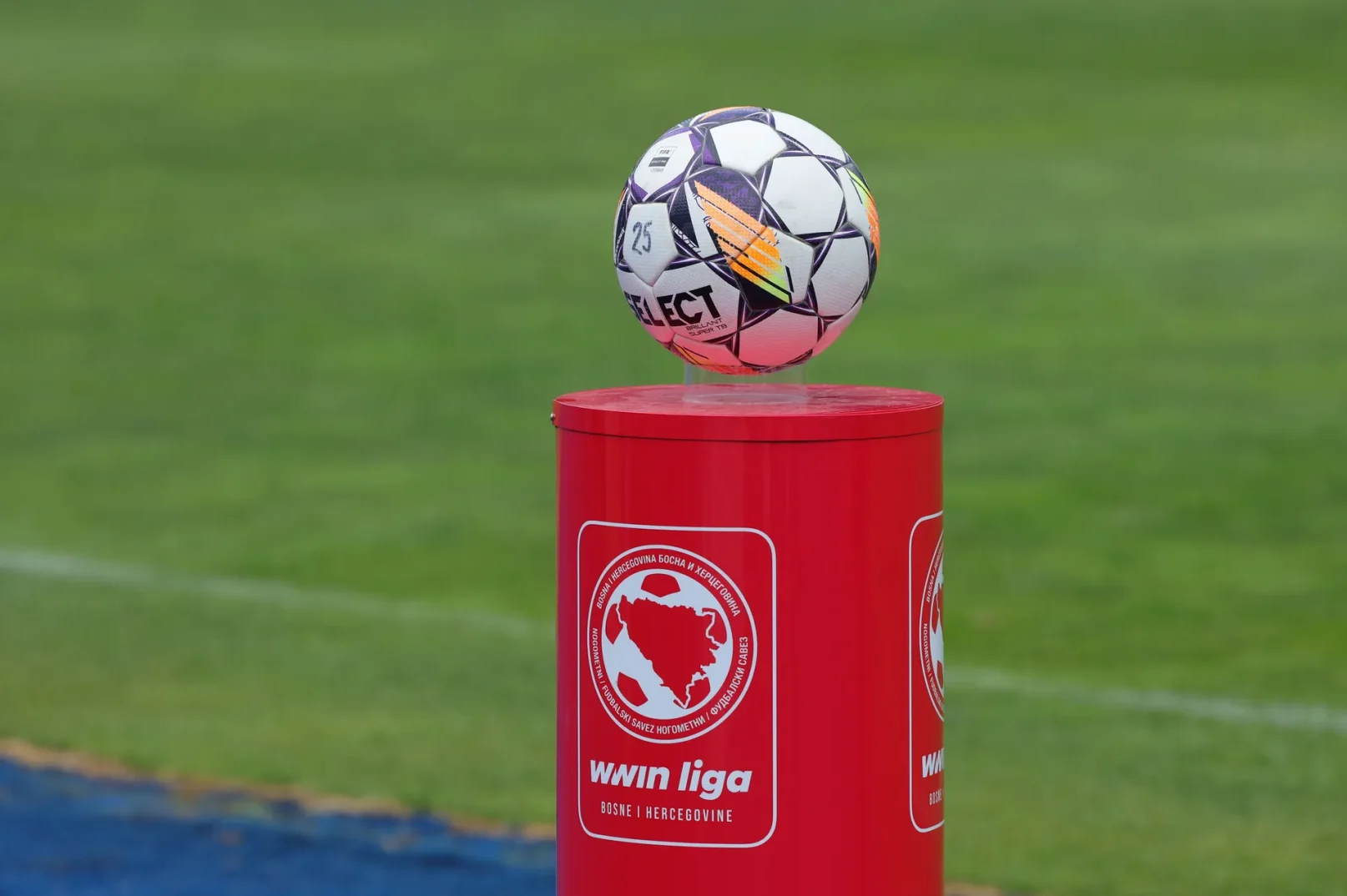 Fudbalska lopta iznad crvenog postolja sa logom 'm:win liga Bosne i Hercegovine'