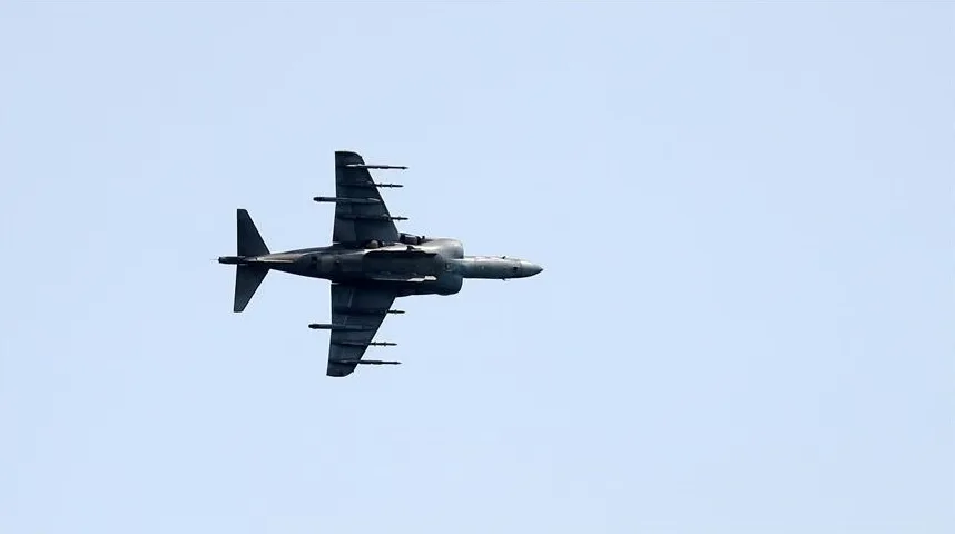 Lovacki avion snimljen iz donjeg ugla kako leti na nebu