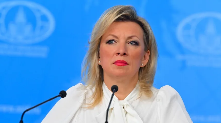 Marija Zaharova, glasnogovornica ruskog Ministarstva vanjskih poslova, gleda udesno sa intenzivnim izrazom lica.