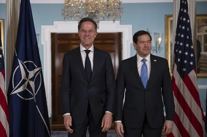 Mark Rutte i Mark Esper poziraju ispred zastava Holandije i NATO-a