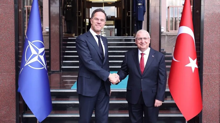 Mark Rutte i Recep Tayyip Erdoğan se rukuju ispred zastava NATO-a i Turske.