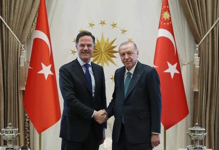 Mark Rutte i Recep Tayyip Erdoğan se rukuju ispred turske zastave.