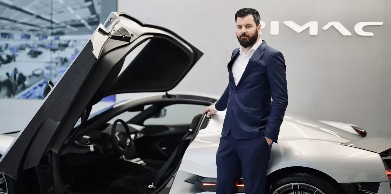 Mate Rimac pored otvorenih vrata svog hiperautomobila