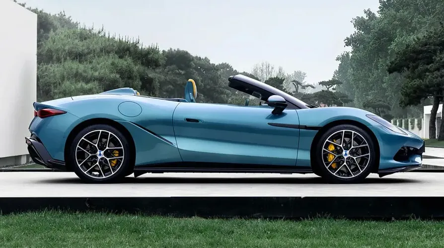 Plavi McLaren Artura Spider u vožnji