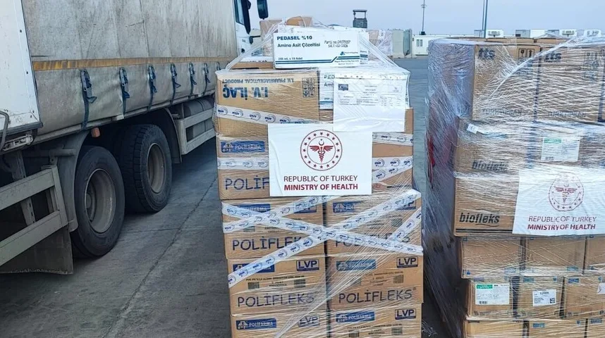 Palete medicinske opreme i lijekova označene grbom Republike Turske i Ministarstva zdravstva, spremne za transport pored kamiona.