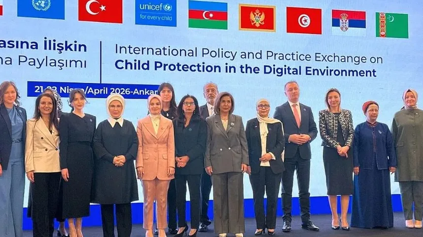 Grupa zvaničnika, uključujući žene u formalnoj odjeći i sa hidžabima, pozira ispred ekrana na kojem piše "International Policy and Practice Exchange on Child Protection in the Digital Environment" i zastave raznih zemalja.