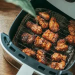 Tri sastojka iz vašeg doma čine čuda: Evo najefikasnije metode za čišćenje air fryera