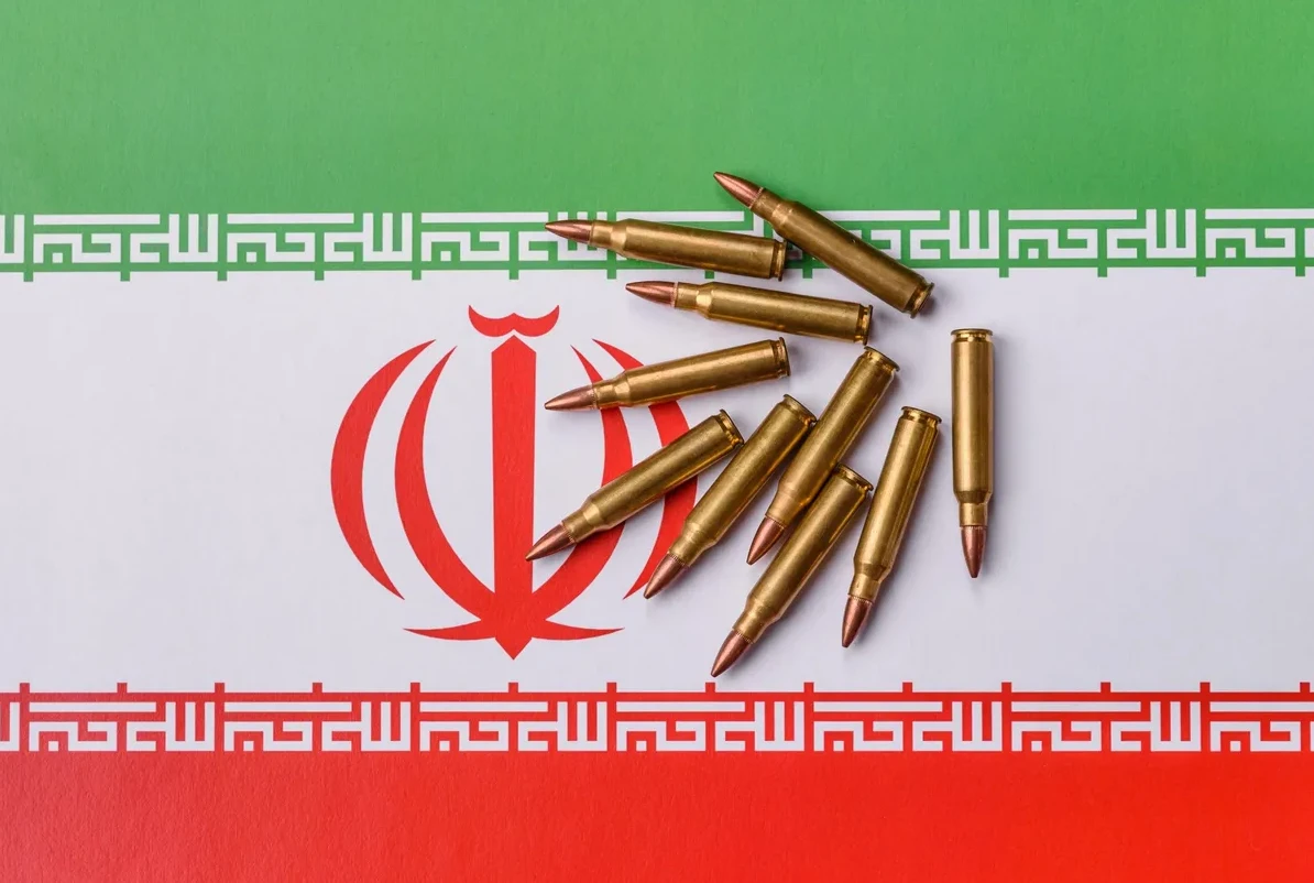 Zlatni meci raspoređeni preko zastave Irana.