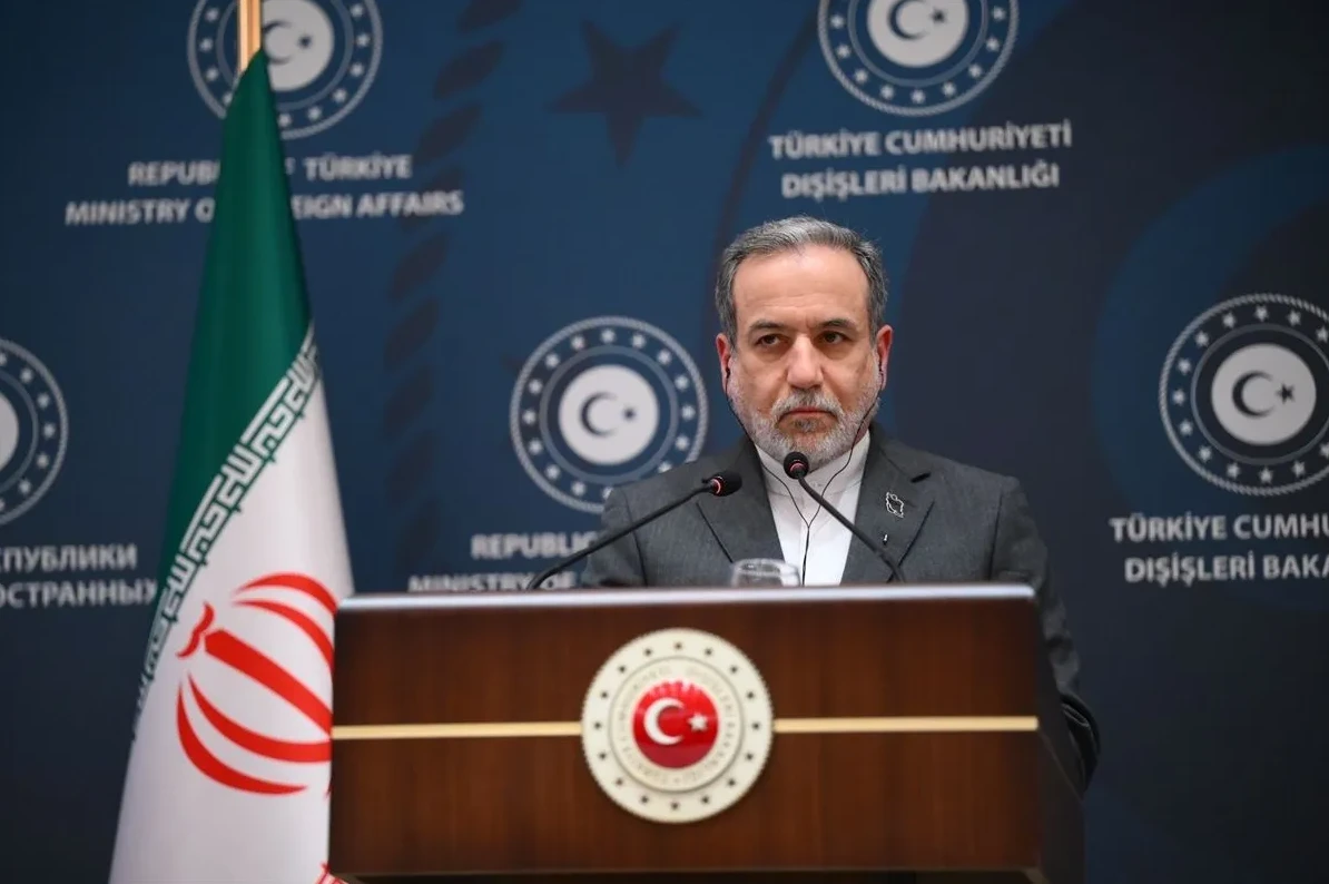 Iranski ministar vanjskih poslova govori pred postoljem u Turskoj.