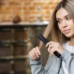 Frizersko upozorenje: Zašto nikako ne smijete peglati mokru kosu