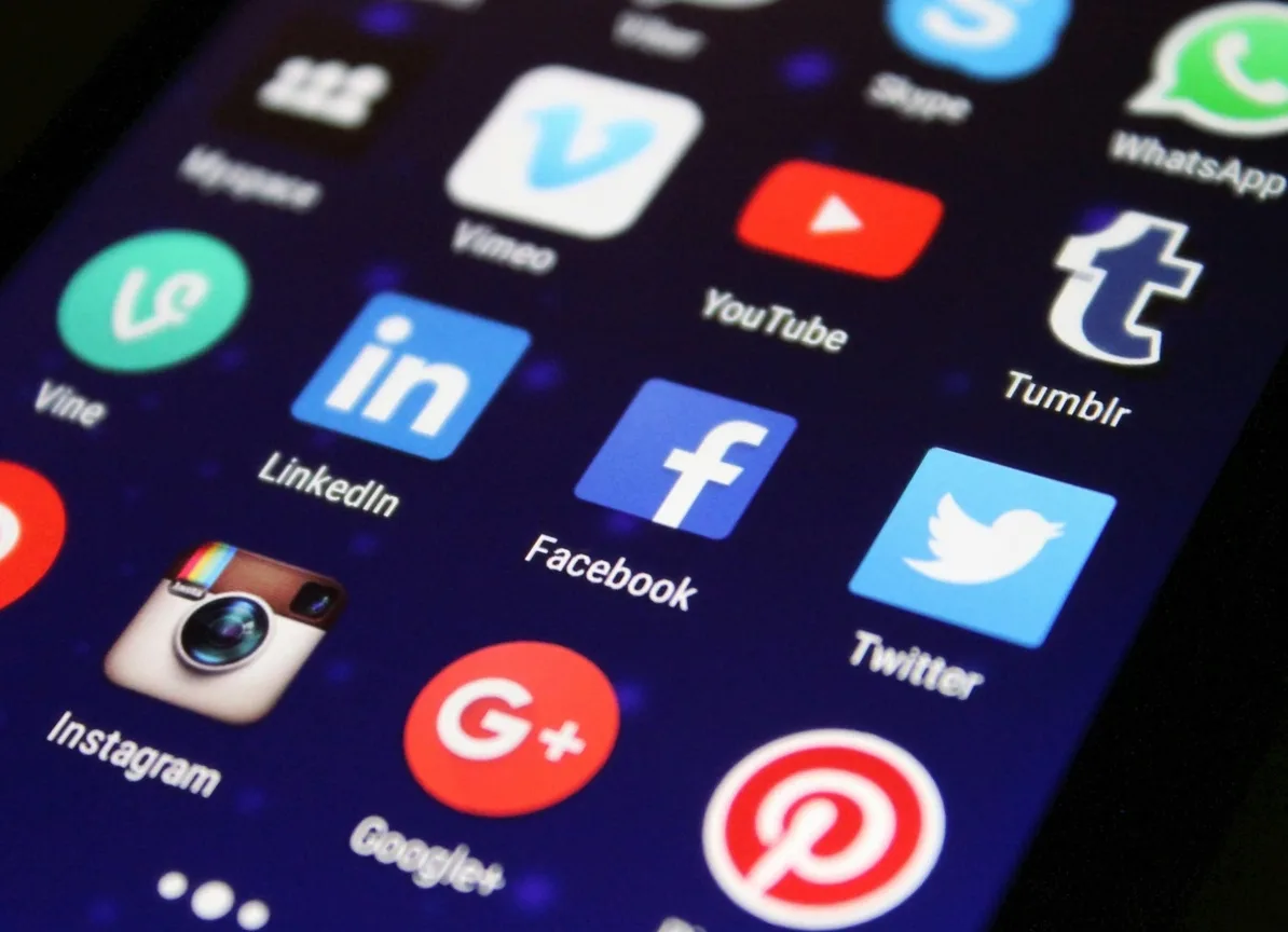 Prikaz ekrana mobilnog telefona sa ikonama popularnih aplikacija društvenih mreža kao što su Instagram, Facebook, Twitter, YouTube, LinkedIn, Vimeo, Google+, Pinterest, WhatsApp, Tumblr i Vine.