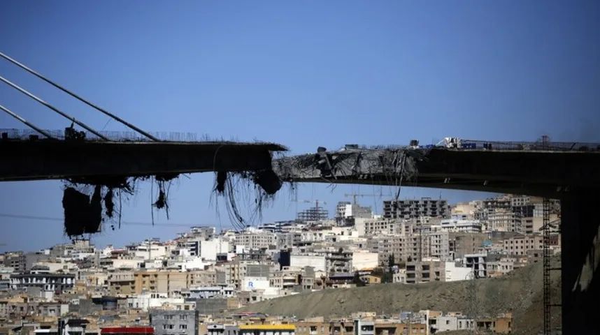 Srušeni dio mosta iznad grada