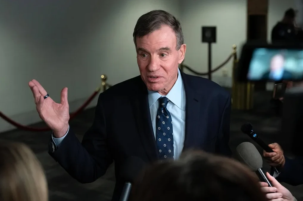 Senator Mark Warner daje izjavu novinarima