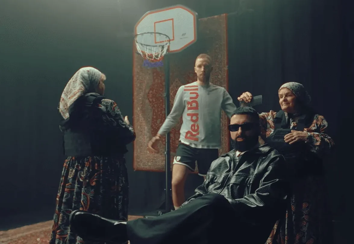 Dvije starije žene i mladić pored koša za košarku