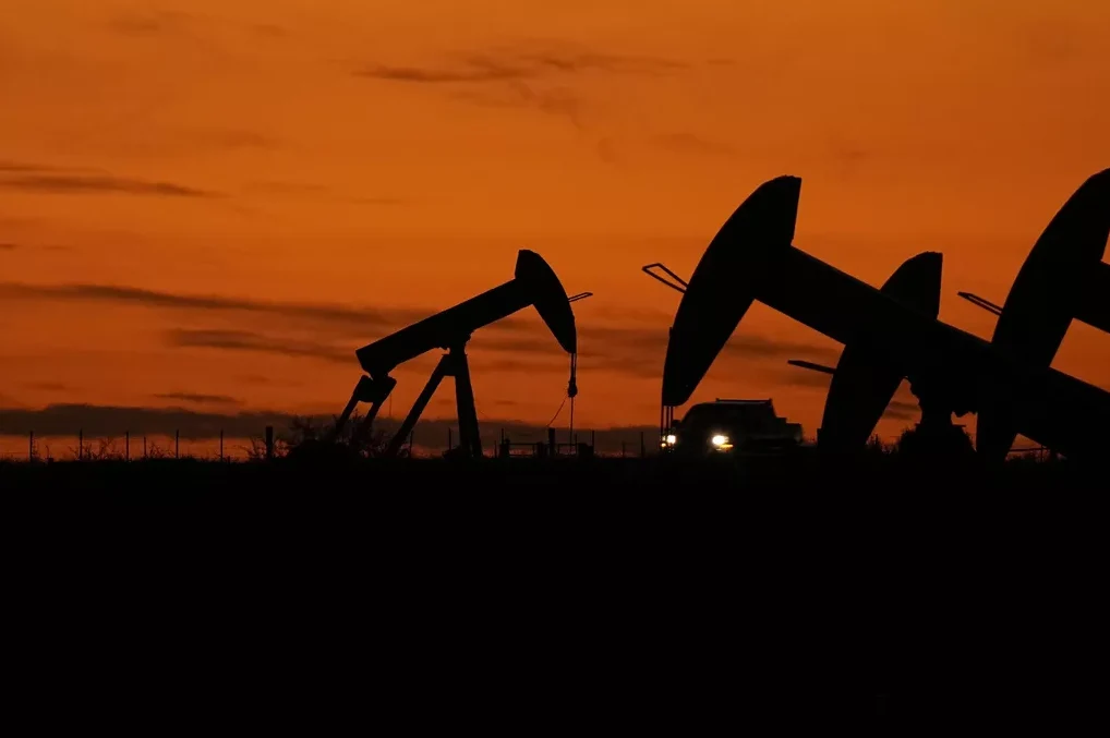 Siluete naftnih pumpi tokom zalaska sunca