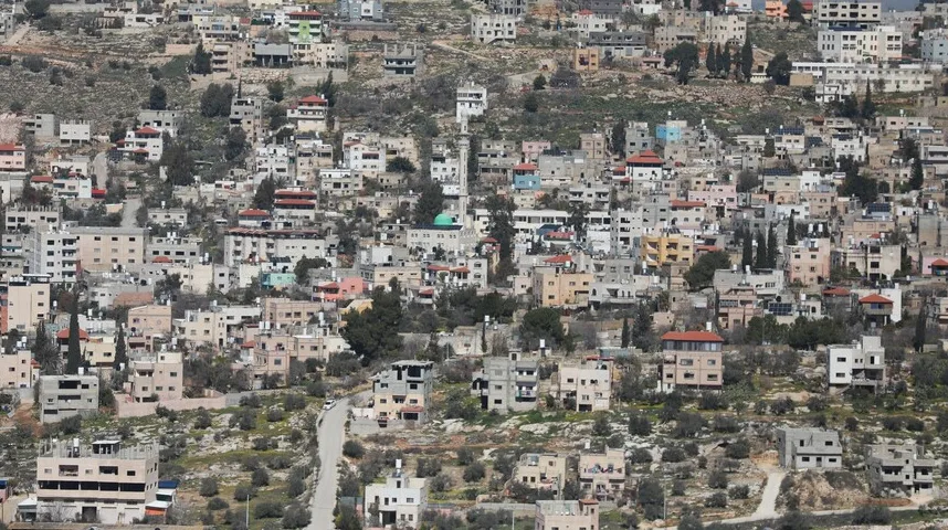 Golemo naseljeizgrađeno_na_padini_brda,_sa_mnogo_spratnih_zgrada_i_kuća