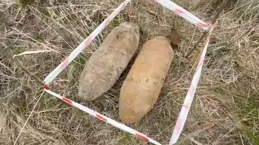 Dvije neeksplodirane bombe, označene trakom upozorenja.