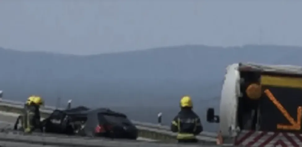 Nesreća na autoputu sa vatrogascima i oštećenim vozilom