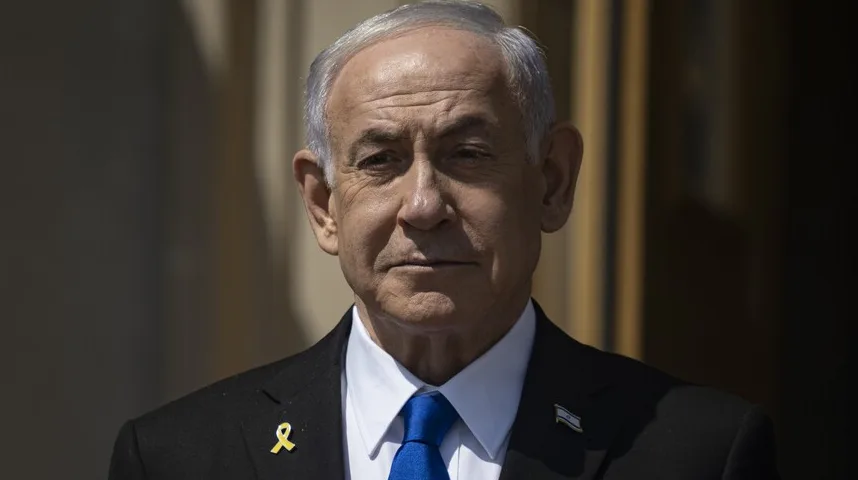 Portret Benjamina Netanyahua sa žutom vrpcom na reveru