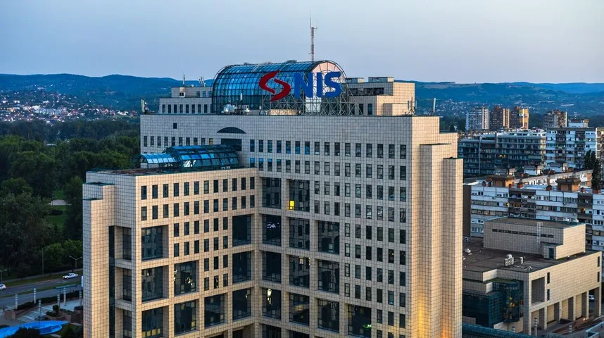 Poslovni centar NIS-a u večernjim satima