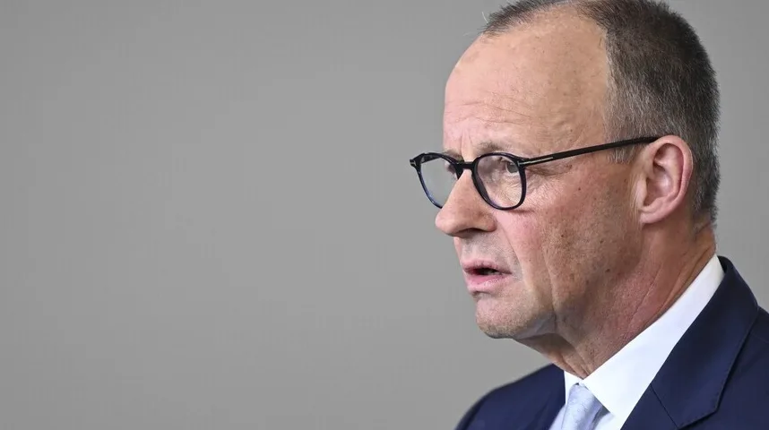 Portret njemačkog političara Friedricha Merza sa naočalama, gleda udesno