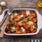 Tražite brz ručak koji će sve oduševiti? Zapečeni njoki s kremastim umakom pravi su pogodak za svaki dan