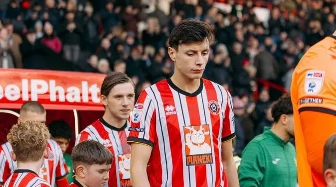 Fudbaler Sheffield Uniteda u crveno-bijelom dresu sa pruge