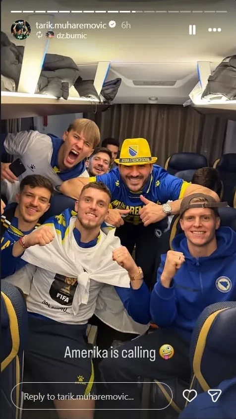 Grupa nogometaša Bosne i Hercegovine u autobusu, neki nose dresove sa grbom BiH, jedan nosi šešir sa zastavom BiH, uz natpis "Amerika is calling"