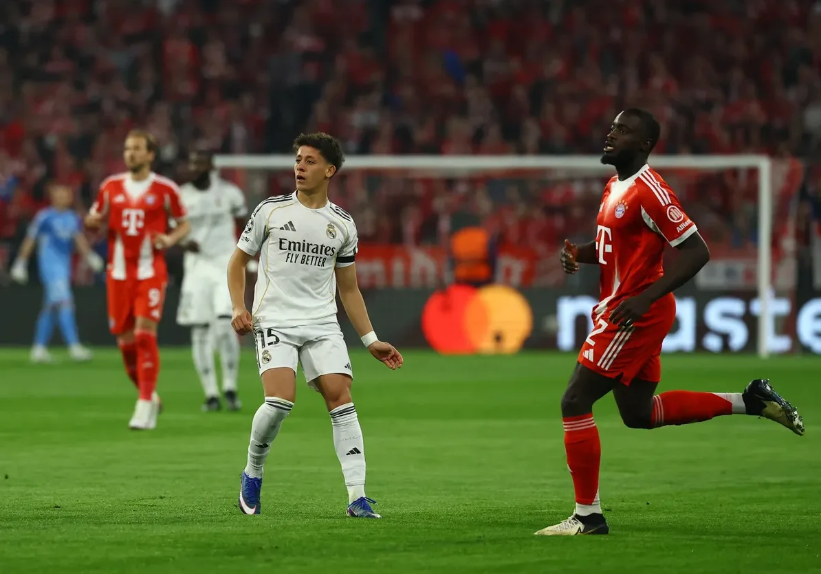 Fudbaleri Real Madrida i Bajerna u akciji na terenu.