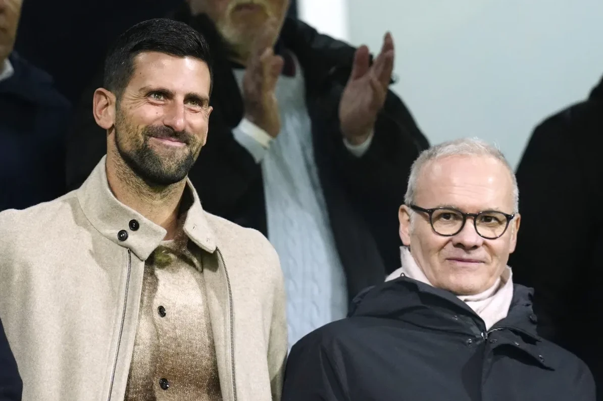 Novak Đoković i Predrag Danilović nasmijani stoje pored, vjerovatno na utakmici Košarkaške lige Srbije.