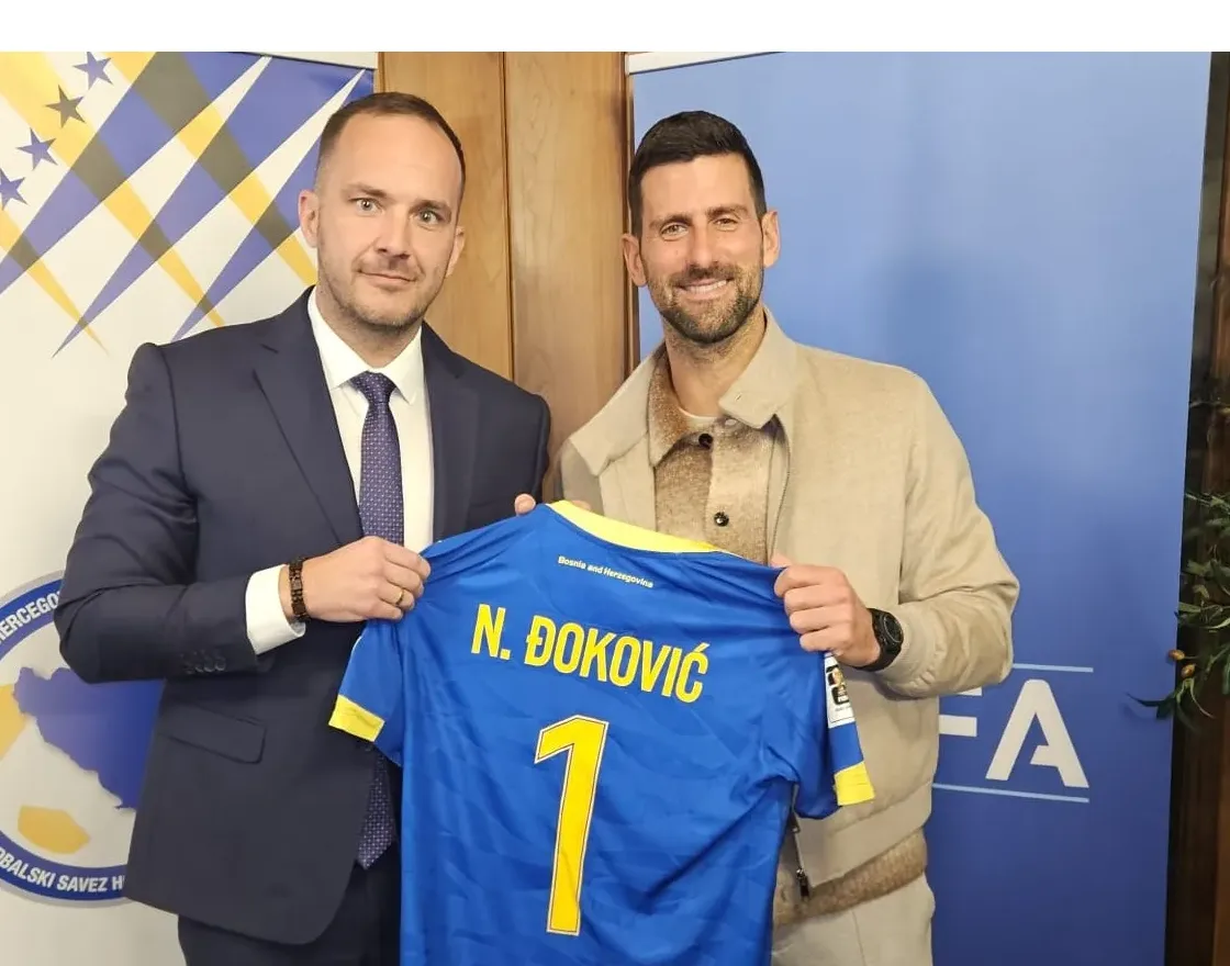 Novak Đoković drži dres sa svojim imenom i brojem 1.
