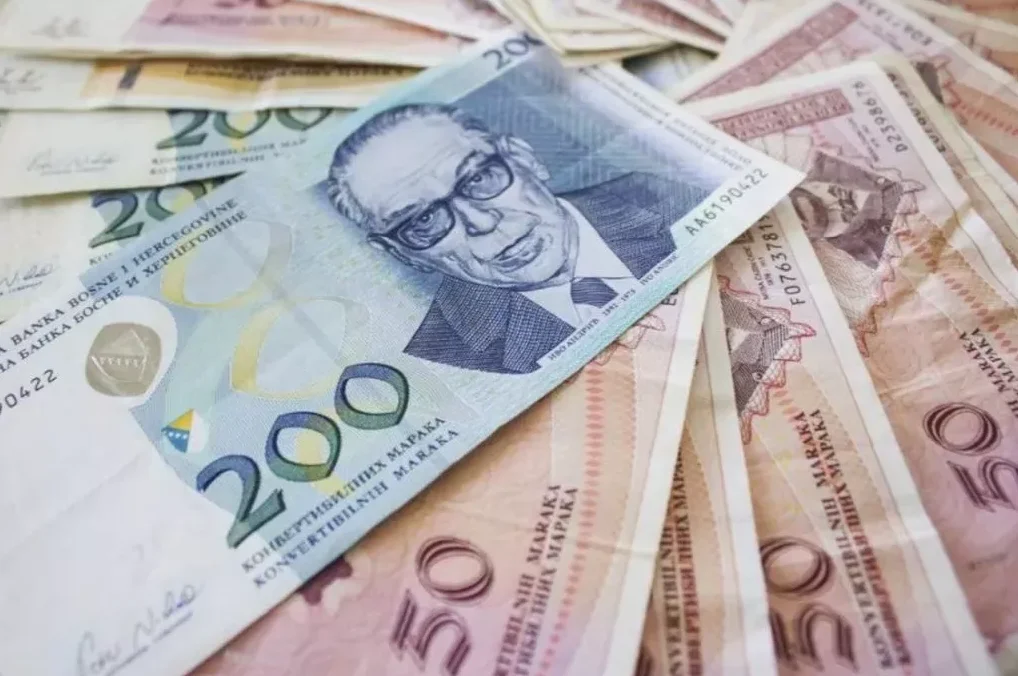 Novčanica od 200 konvertibilnih maraka Bosne i Hercegovine sa portretom Ive Andrića.