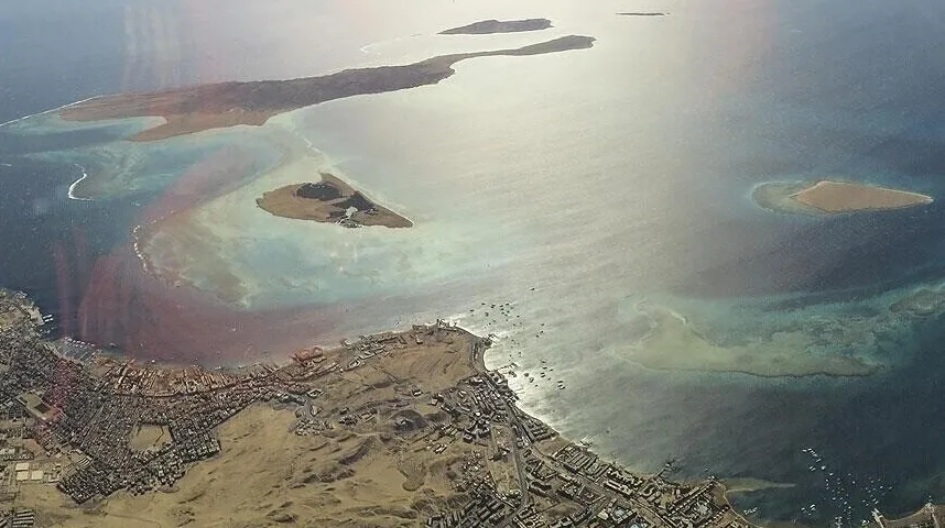 Pogled iz zraka na obalu sa naseljima i ostrva u plavom moru