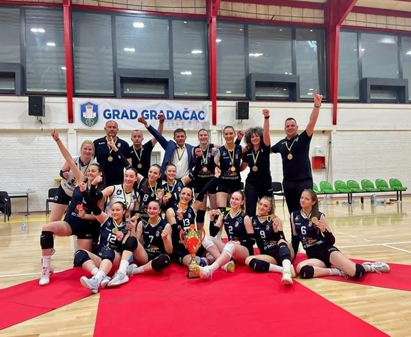 Odbojkašice OK Gradina iz Gračanice sa peharom i medaljama nakon osvajanja titule.