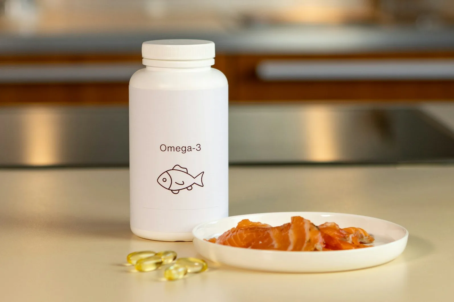 Boca Omega-3 suplemenata, kapsule i kriške lososa na tanjiru